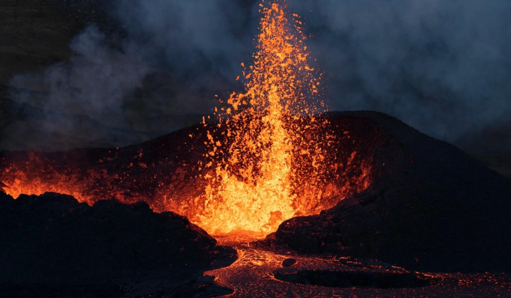 Traces of water in 3.1 billion year old volcanoes