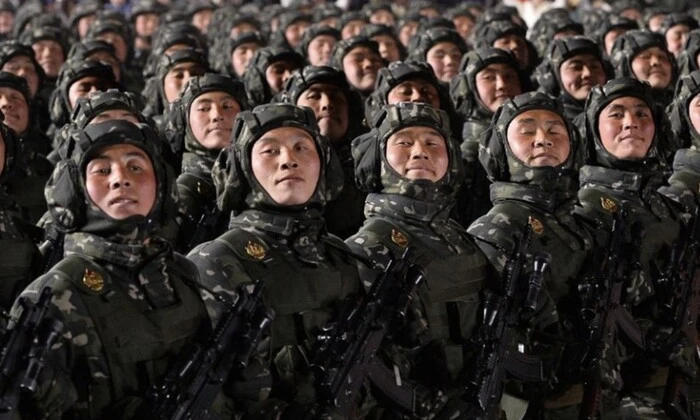 Украинский военный изображен в униформе солдат