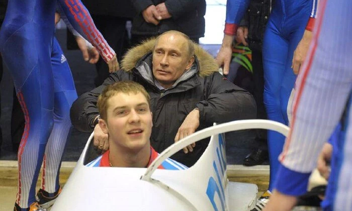 Два спортсмена на трассе бобслея