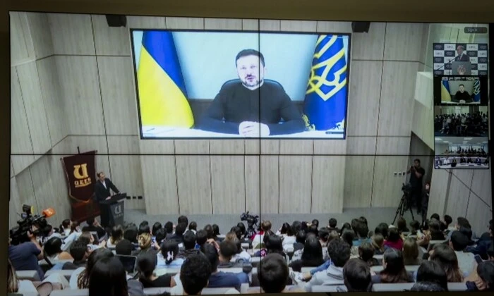 Зеленский общается со студентами и преподавателями Эквадора