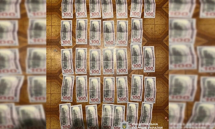 Пенсіонерка передає гроші шахраю для освячення