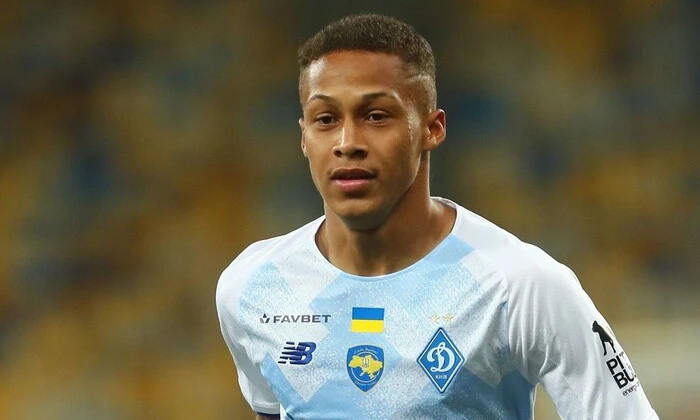 Vitinho signs contract with Internacional