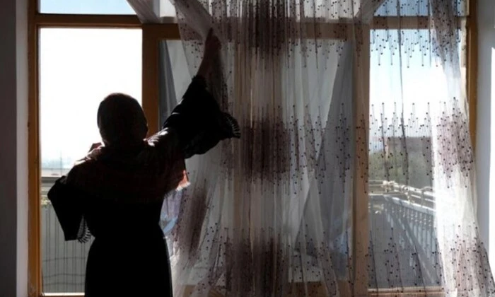 Жінка фотографує заборонену книгу