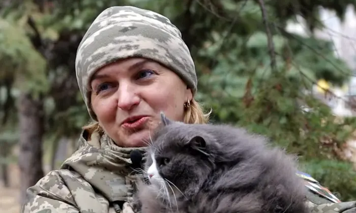 Волинянка з котом готується до війська