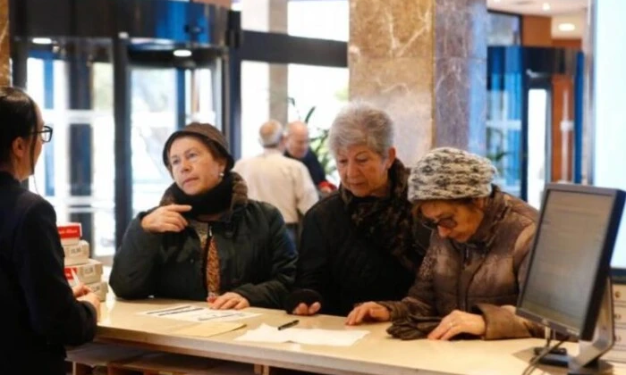 Туристи в черзі до готелю