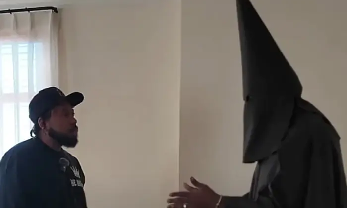 Музыкант в костюме ку-клукс-клана