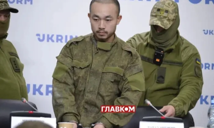 Китайский военный автомат с флагом Украины