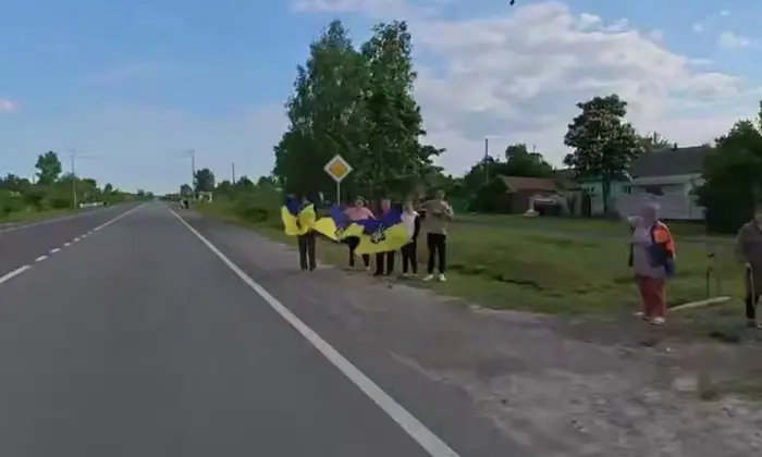 Люди приветствуют освобожденных украинцев домой