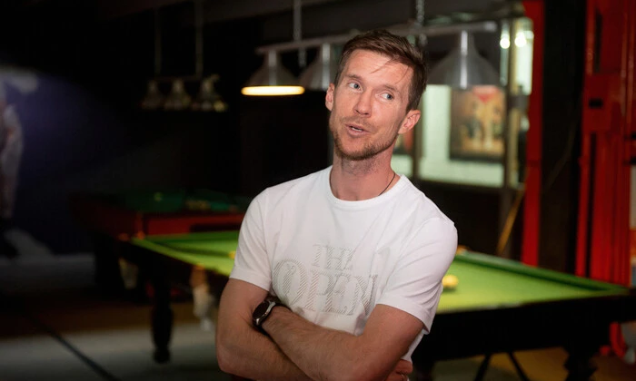 Реклама з футболістом Глєбом на перехресті