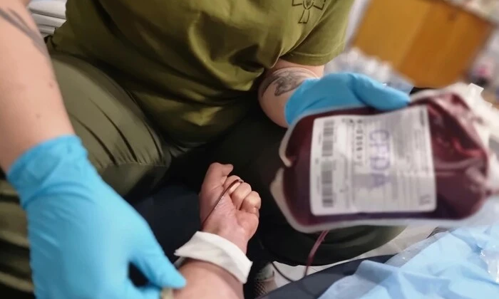 Дрон доставляє кров пораненому бійцю