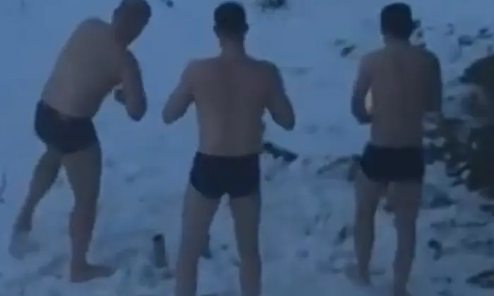 Люди моются снегом в Донецке