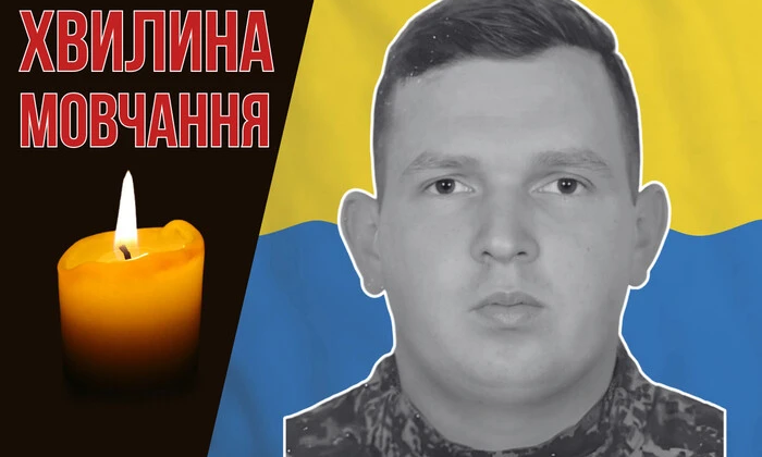 Богдан Усик в рингу з радісним виразом обличчя.
