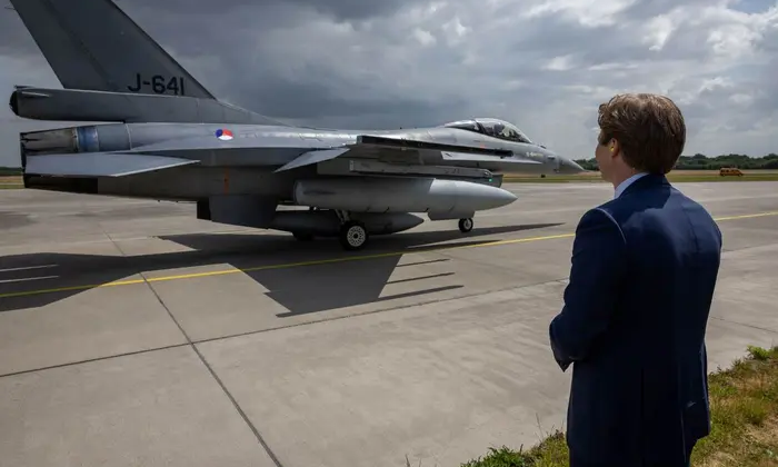 F-16 літає в небі над Україною