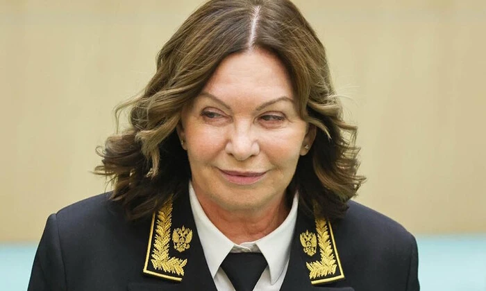 Портрет девушки рядом с Путиным