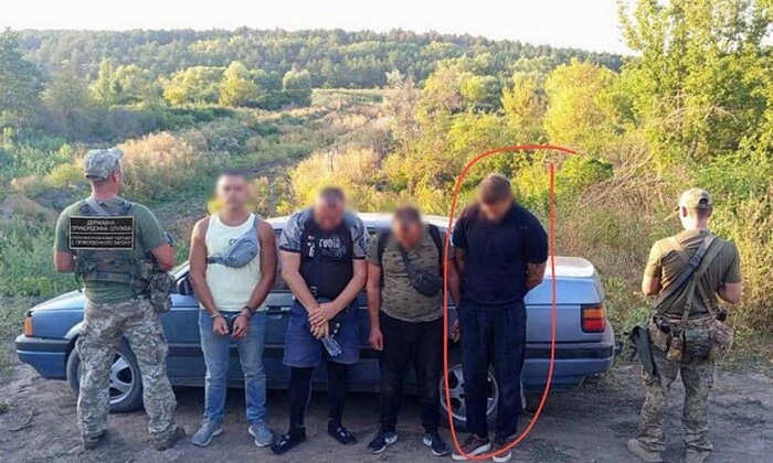 Усатий чоловік у поліцейських кительках