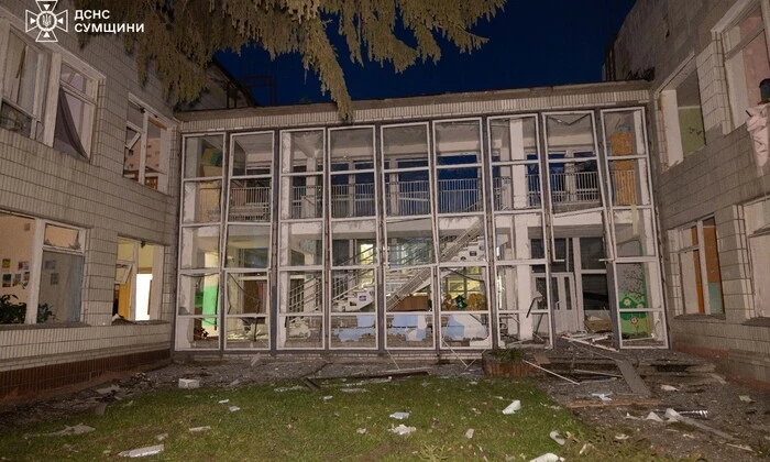 Наслідки ударів по навчальному закладу в Сумах