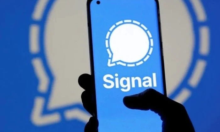 Логотип месенджера Signal на тлі тюремних решеток