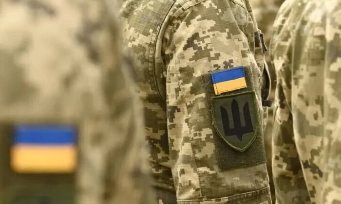 Солдаты и офицеры заполняют анкеты