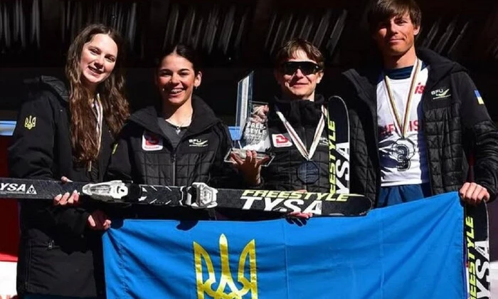 Украинские лыжные акробаты на пьедестале