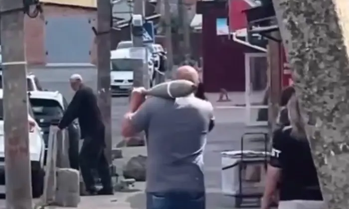 Чоловік гуляє містом із артилерійським снарядом