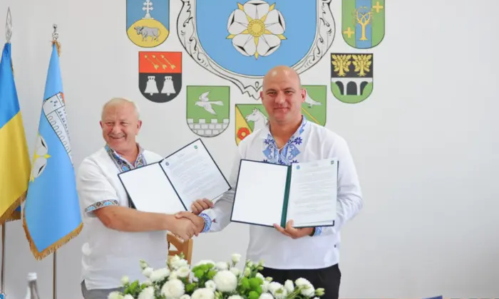 Логотипи міст-побратимів Чортків і Сатанів