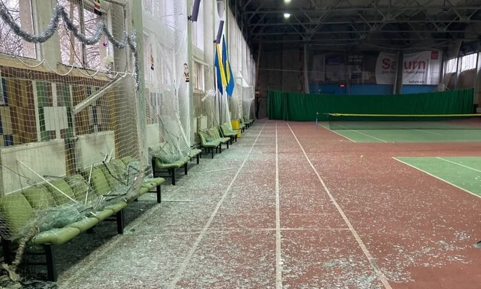 Поврежденный легкоатлетический объект в Черкассах