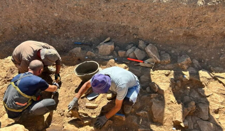 2600-year-old burial with golden masks