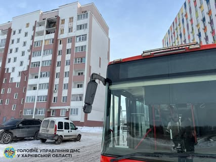 Медицинский работник помогает раненым в Харькове