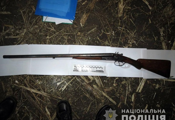 Мисливець з рушницею серед забороненого лісу