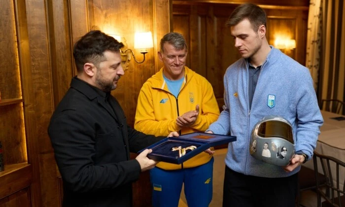 Zelensky awards order to skeleton racer with helmet with skulls