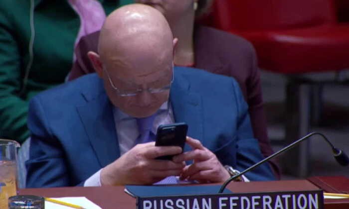 Russian diplomat distracted by phone at UN