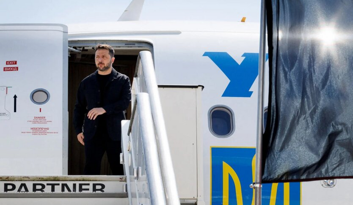 Zelensky and Trump in front of EU flags