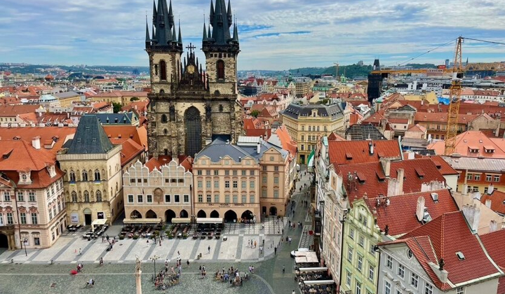 Пражская гора с надписью 'Хаб единства'