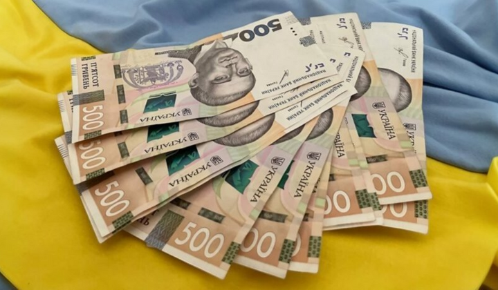 Людина заполонює паперові форми