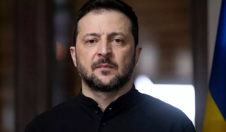 Зеленський демонструє декларацію про доходи