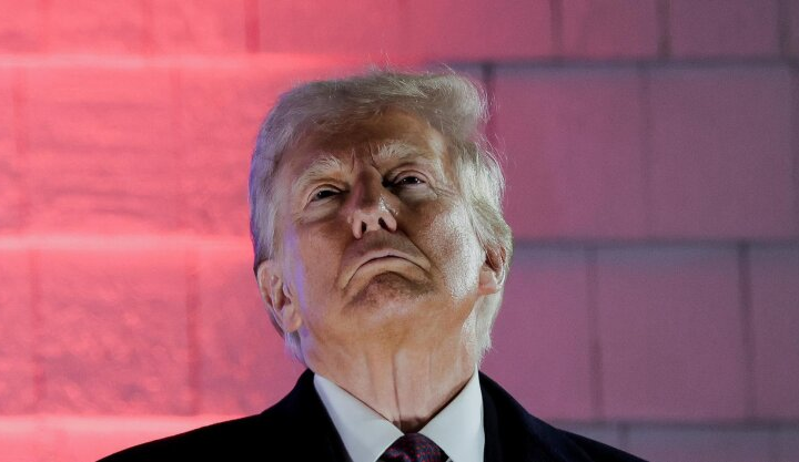 Трамп дарит Путину подарки