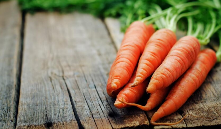 Морква на ринку зелений грунт