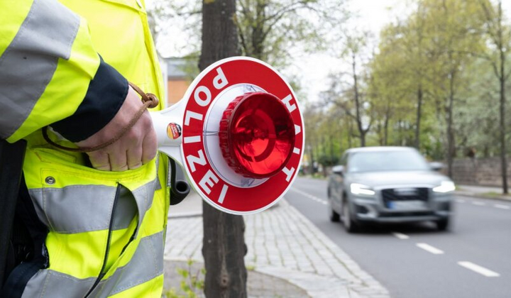 Водитель за рулем автомобиля