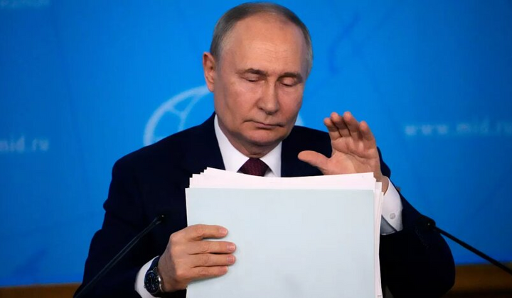 Президент Росії Володимир Путін говорить на прес-конференції