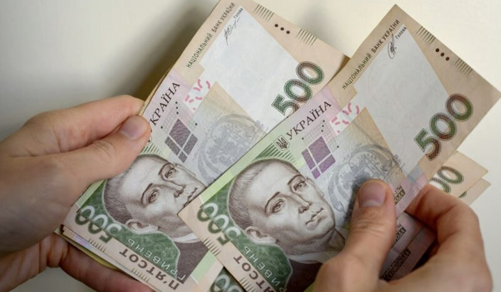 Пенсіонерка подає заяву на надбавку