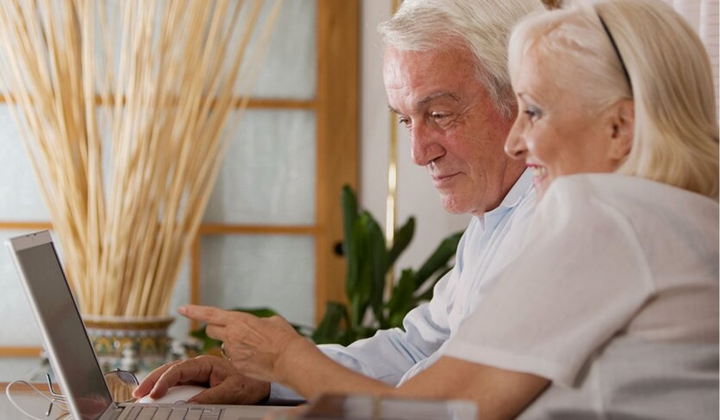 Пенсионер с документами в аэропорту