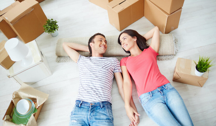 Молодая пара подписывает договор кредита