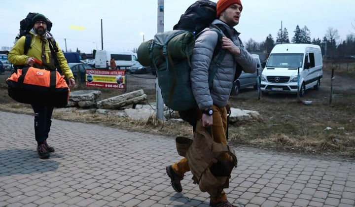 Молоді чоловіки виїжджають з України