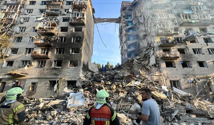 Гроші в руках чоловіка - 20 тисяч гривень