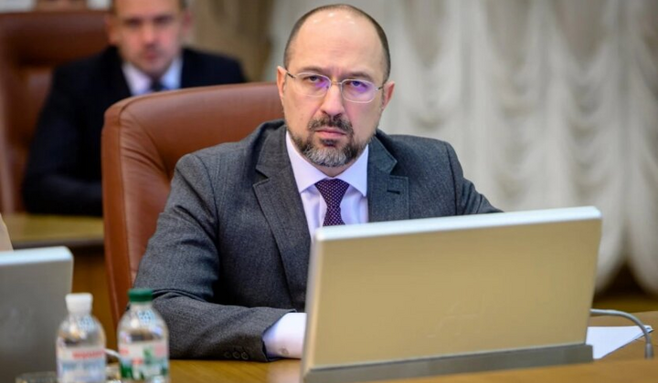 Сміливий колаж грошових купюр і термометрів