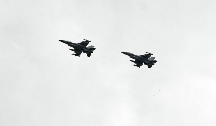 Истребители F-16 в воздухе