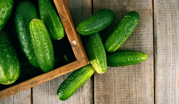 Огірки на дерев'яному столі