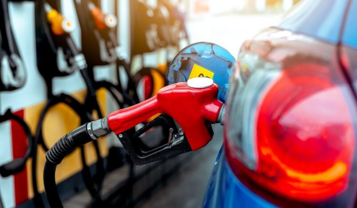 Водії на АЗС дивляться на чергу