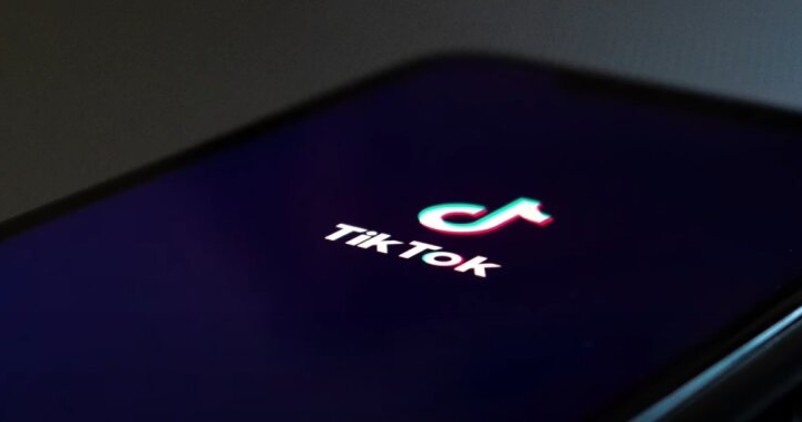 Головна сторінка TikTok на смартфоні