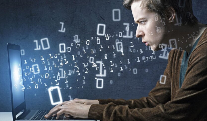 Человек в рабочем костюме с диаграммой